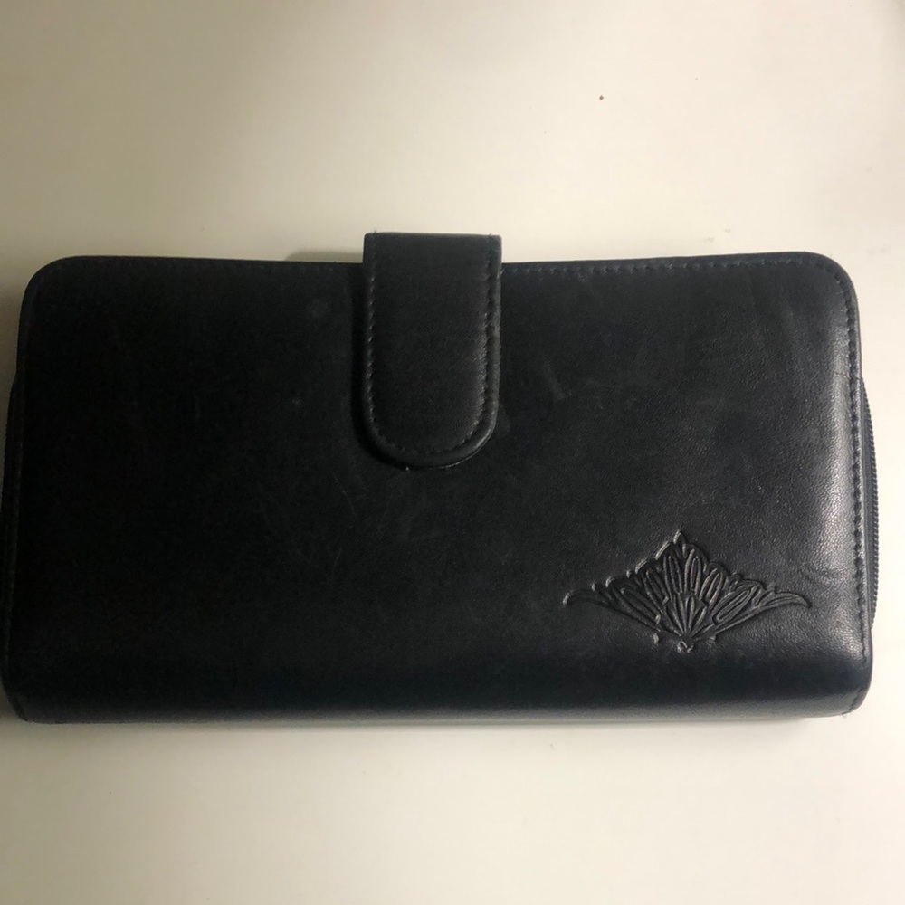 Buxton blk leather wallet lots of room, used but great shape, marks on front
